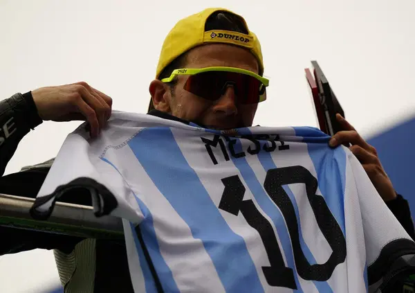 Quanta Italia in Valentino Rossi che guarda le gare da casa e impazzisce per il podio di Migno [VIDEO]