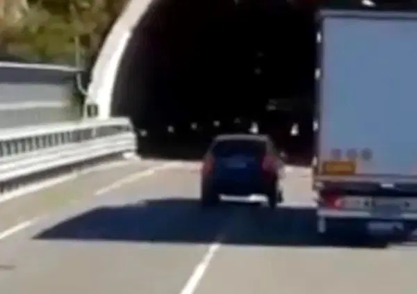 Doppio sorpasso di camion sul ponte all&rsquo;ingresso del tunnel, tragedia sfiorata [VIDEO]
