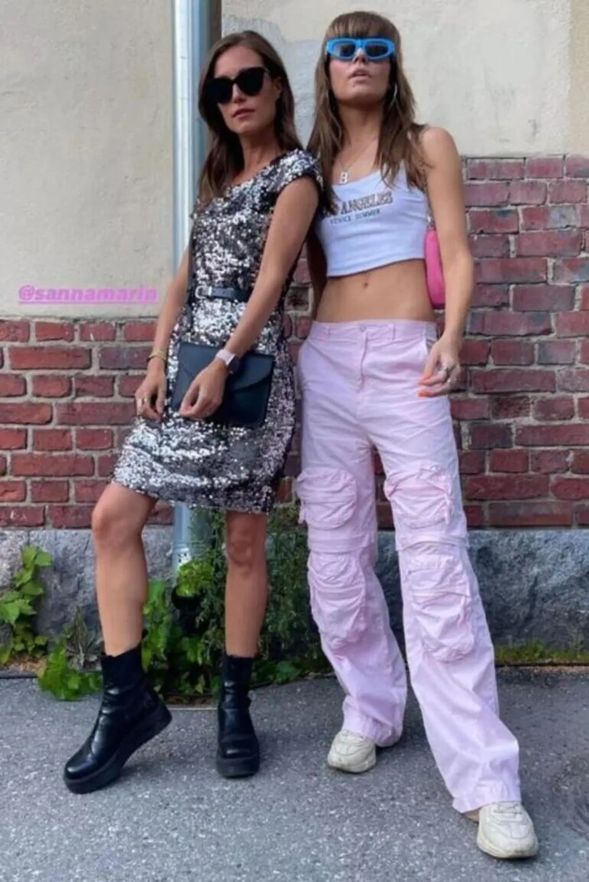 Sanna Marin con un'amica