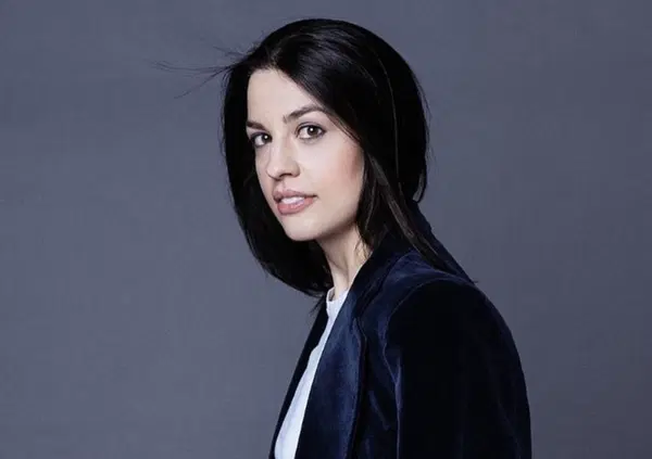 La fidanzata di Elly Schlein attacca i giornalisti: &ldquo;Io vittima di outing&rdquo;. Perch&eacute; il giornalismo mainstream le d&agrave; ragione?