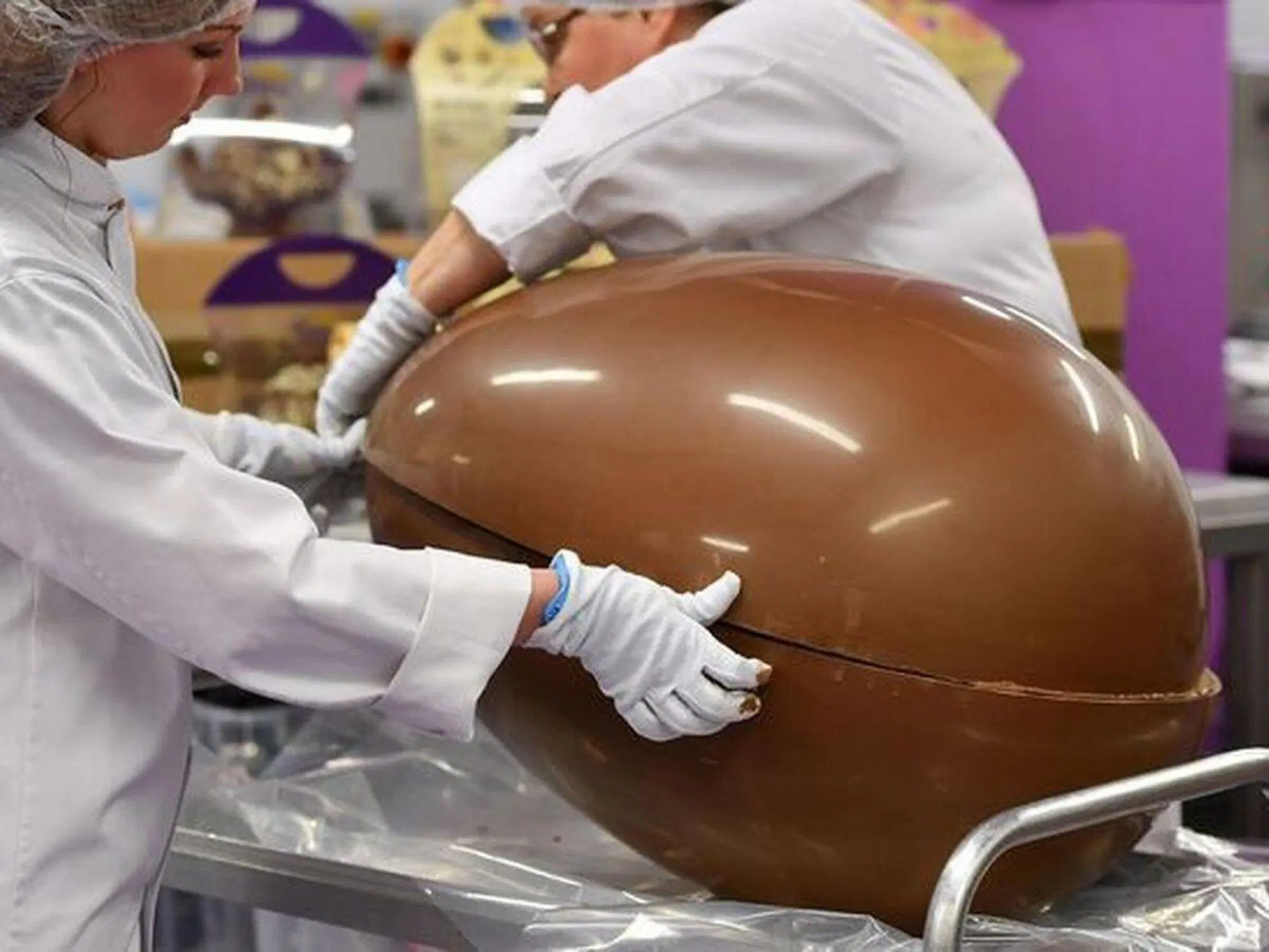 La delicata operazione di apertura dell'uovo di Pasqua