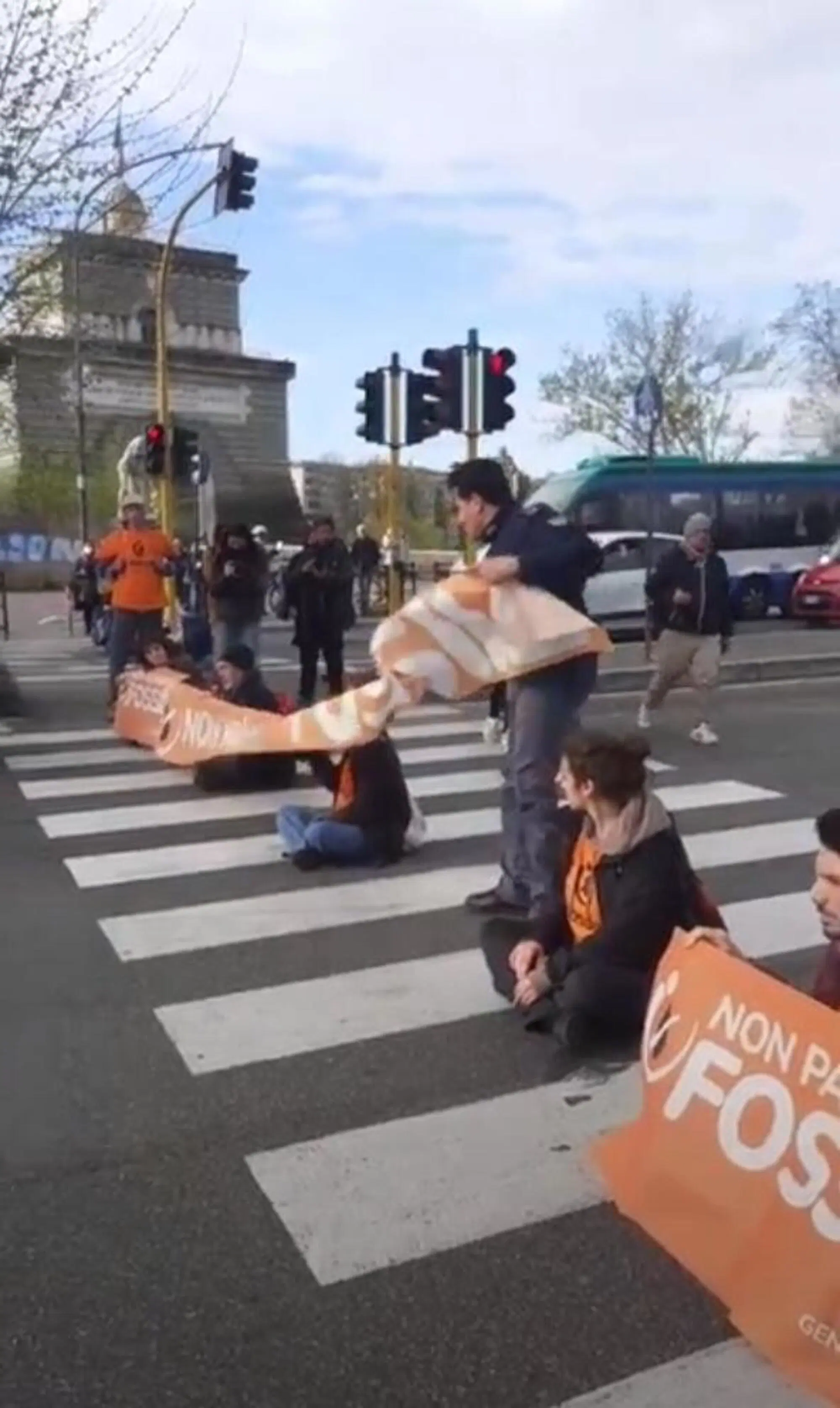 Ultima Generazione ponte Milvio, l'inizio dello sgombero da parte della polizia
