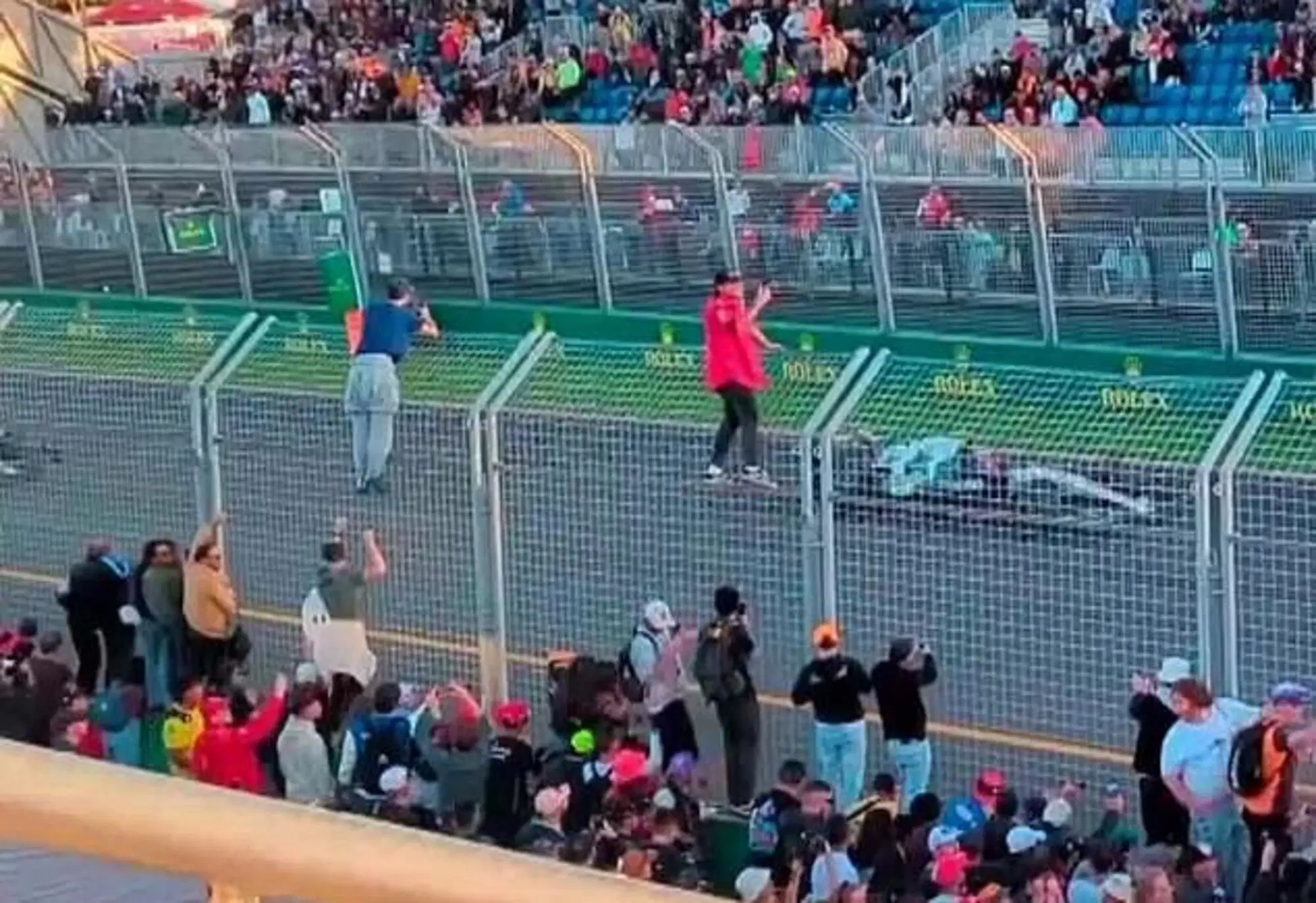 Le immagini dei fan a Melbourne aggrappati alle recensioni intorno alla pista