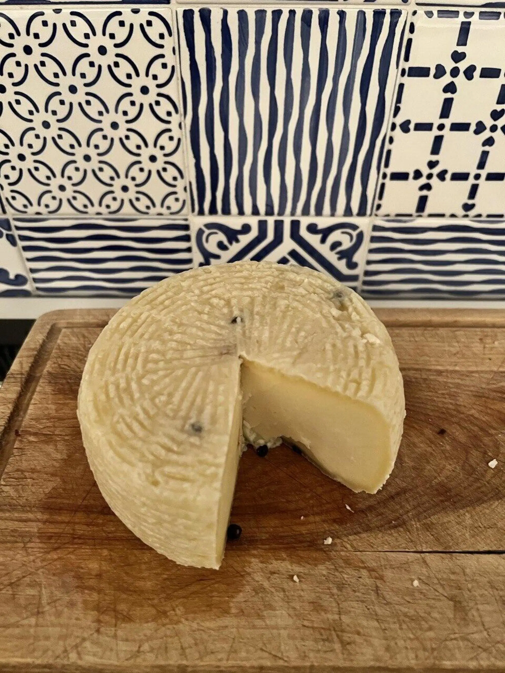 Una forma di formaggio, l'unica cosa tornata intera a Milano