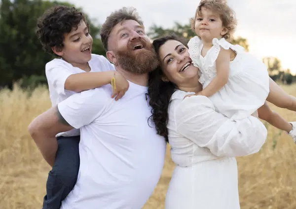 Il pap&agrave; influencer Di Franco: &ldquo;Le detrazioni per i figli non bastano. Al potere ci sono donne cristiane, eppure l&rsquo;Italia non &egrave; un Paese per genitori&rdquo;