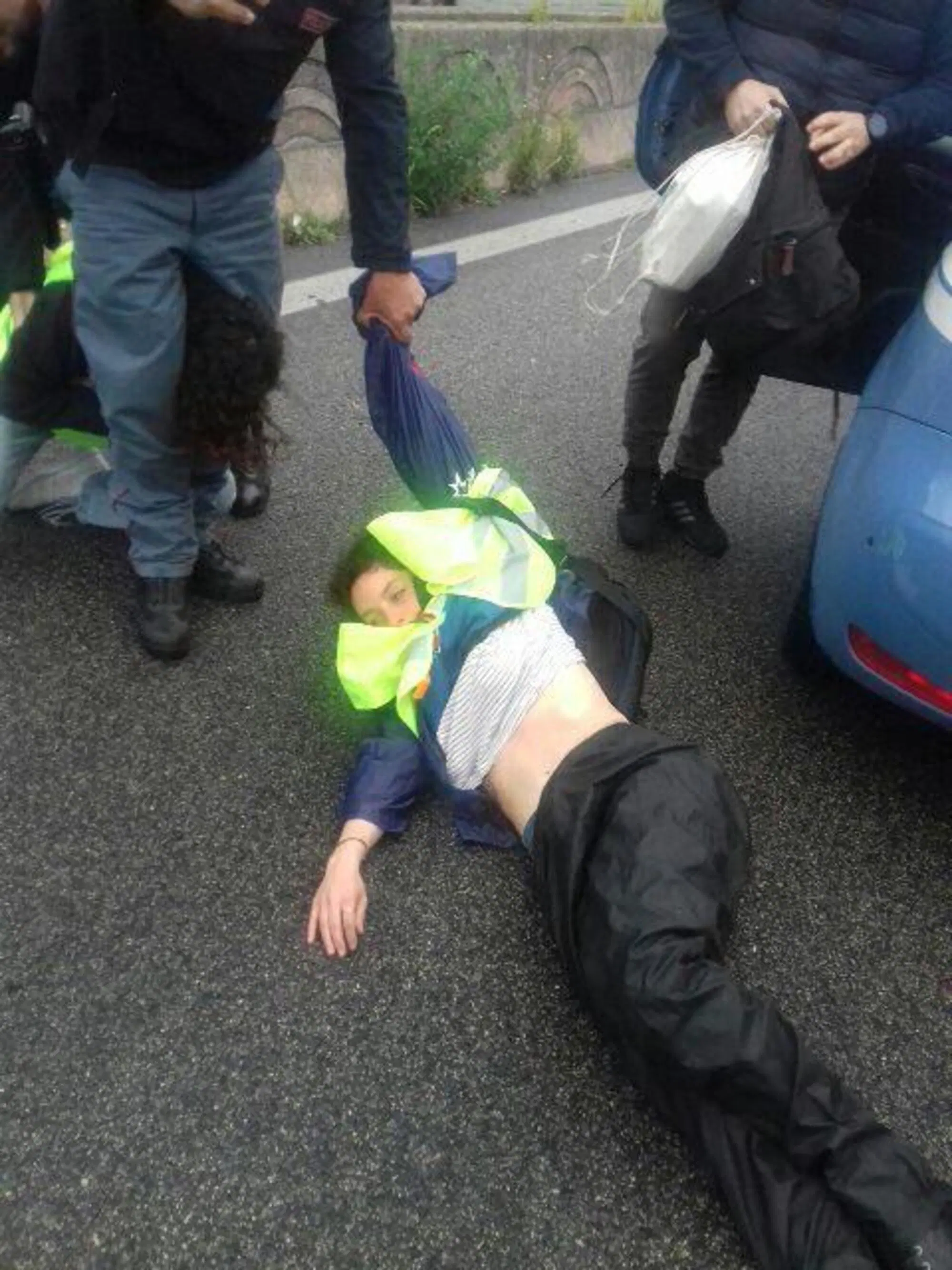 Un'attivista trascinata dalla polizia