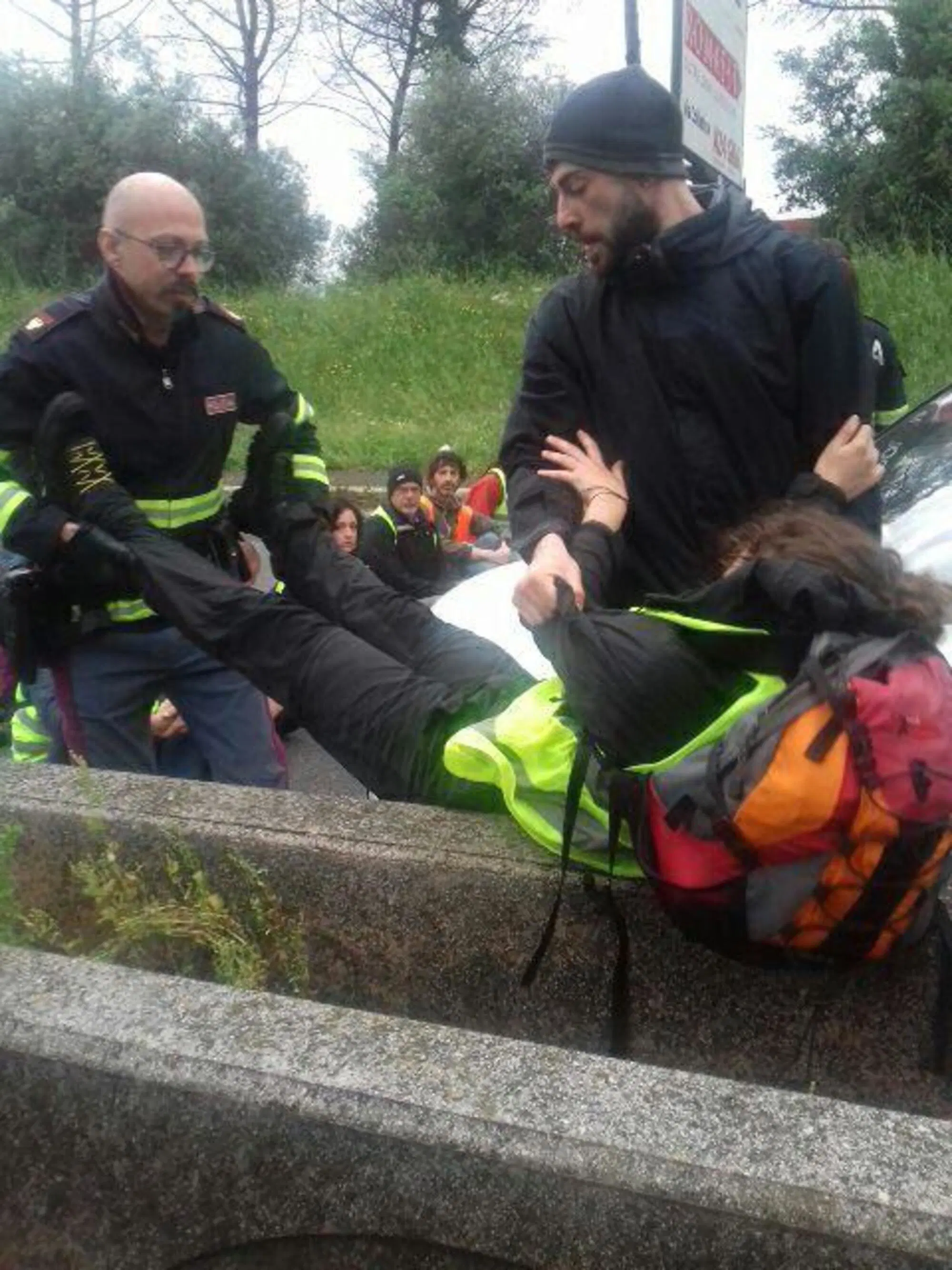 L'intervento delle forze dell'ordine su Ultima Generazione