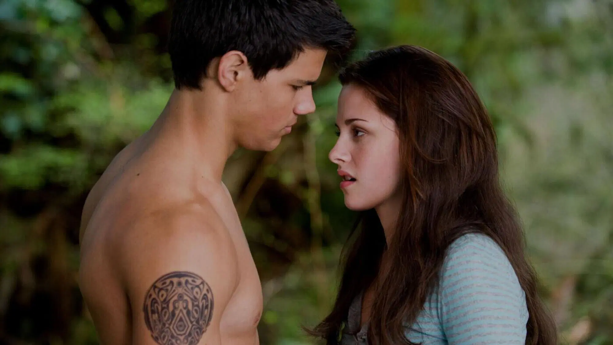 Taylor Lautner e Kristen Stewart nella saga cinematografica di Twilight