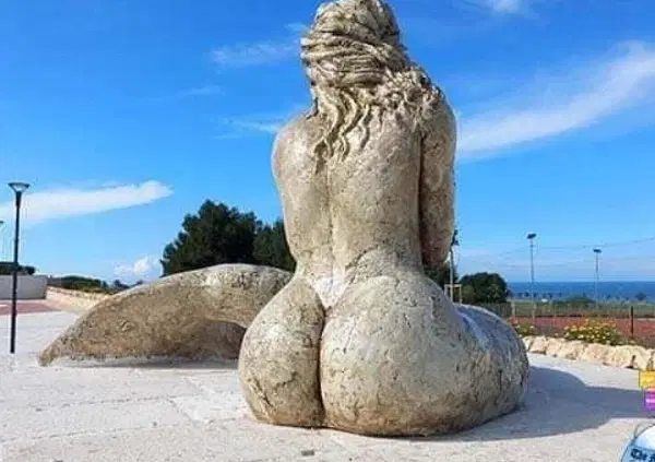 &ldquo;La sexy sirena di Monopoli? Stereotipi mediterranei imbarazzanti&rdquo;. Il critico Luca Beatrice all'attacco stronca l'opera