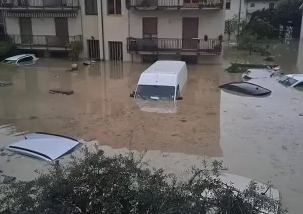Strade allagate e treni sospesi in Emilia Romagna. La pioggia ha gi&agrave; fatto una vittima  [VIDEO]