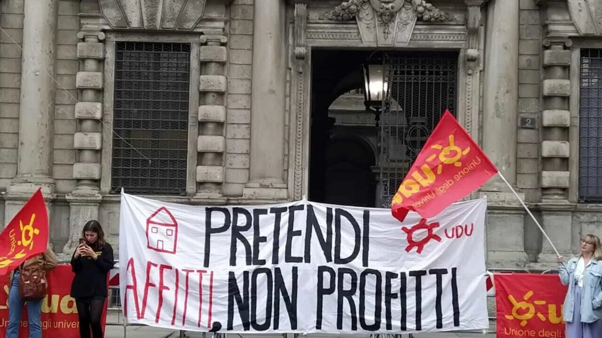 Un presidio dell'Unione degli Universitari contro il caro affitti a Milano
