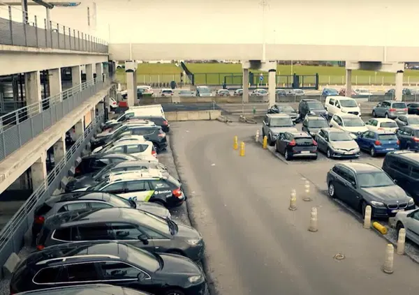 Ma come si fa a lasciare un cadavere in auto per tre mesi all'aeroporto?