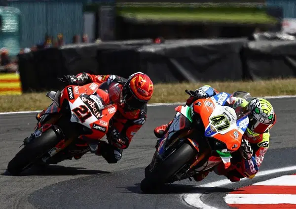 Sorpassi, sangue e m***a tra Axel Bassani e Michael Rinaldi: questa &egrave; la SBK che sveglia l'Italia