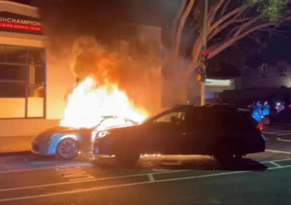 Il raduno illegale di auto si trasforma in un disastro, tra distruzione, fuoco e sequestri [VIDEO]