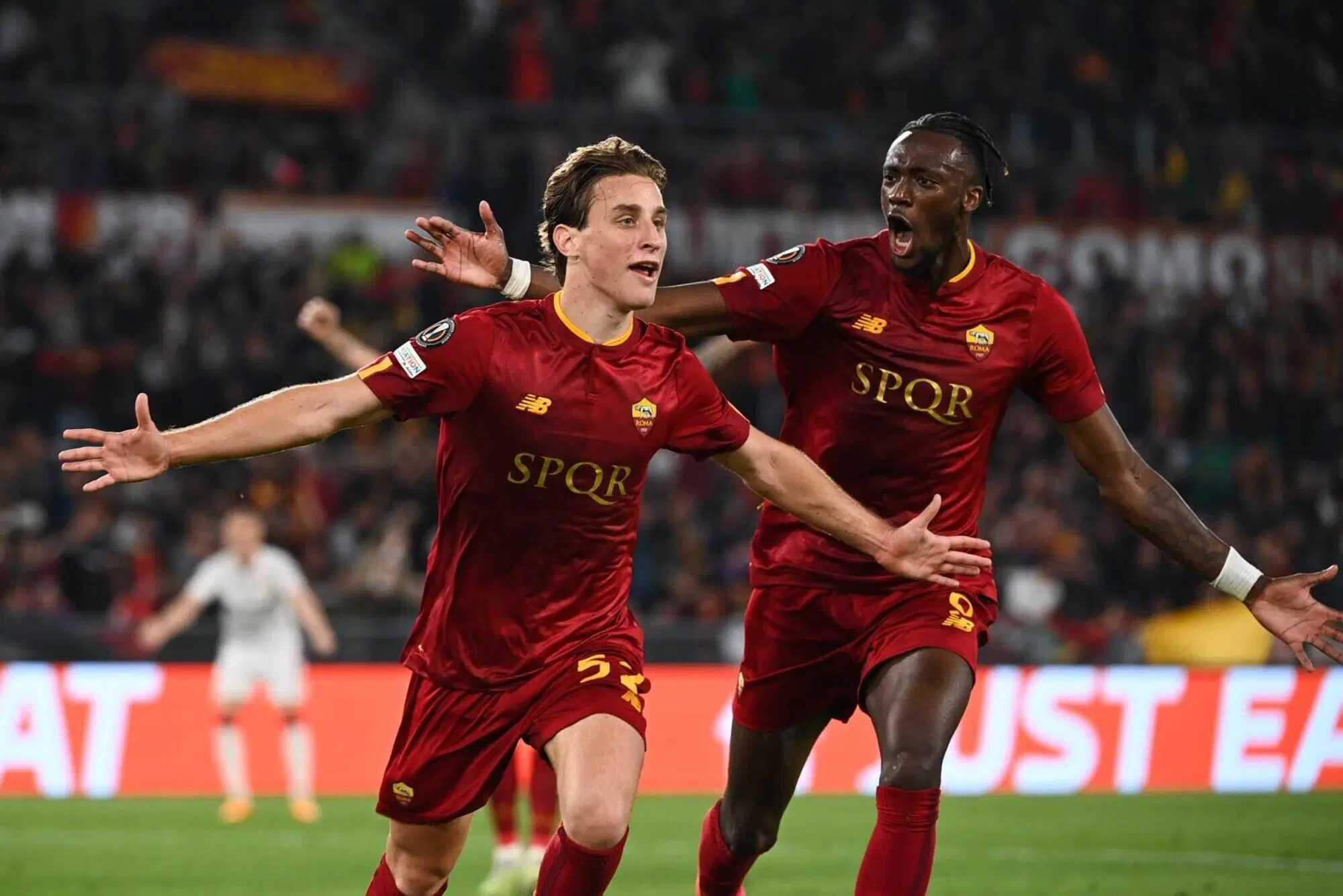 L'esultanza di Bove e Abraham dopo il gol al Bayer