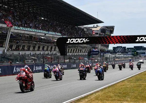 S&igrave;, &egrave; tutto vero: in MotoGP una macchina carica di VIP ha invaso la pista di Le Mans durante le prove