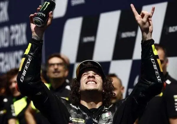 Marco Bezzecchi vince a Le Mans e rivela: "I messaggi di Vale, la mossa di Dall&rsquo;Igna". E poi i baffi e una promessa alla mamma
