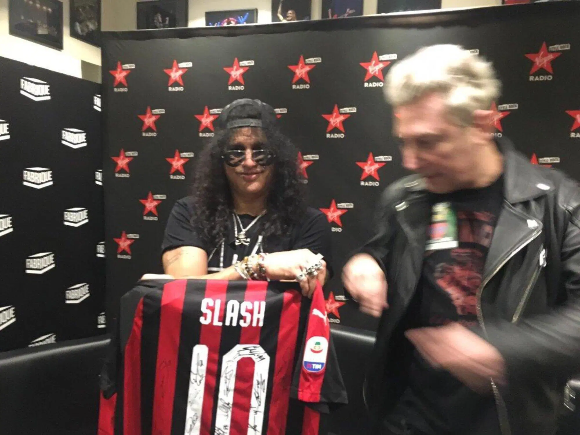 Dj Ringo consegna la maglia rossonera al chitarrista Slash
