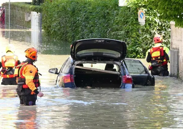 Una vittima in auto, strade inondate, treni soppressi. Perch&eacute; ogni anno le piogge in Italia sono una sorpresa? [VIDEO]