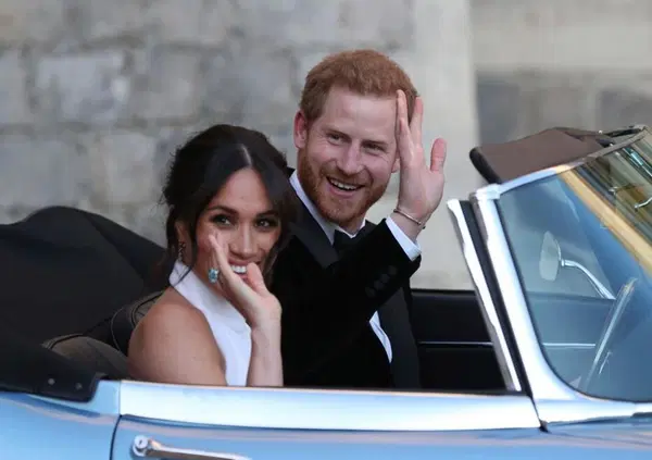 Harry e Megan in fuga dai paparazzi in auto: sfiorato l'incidente come Lady Diana