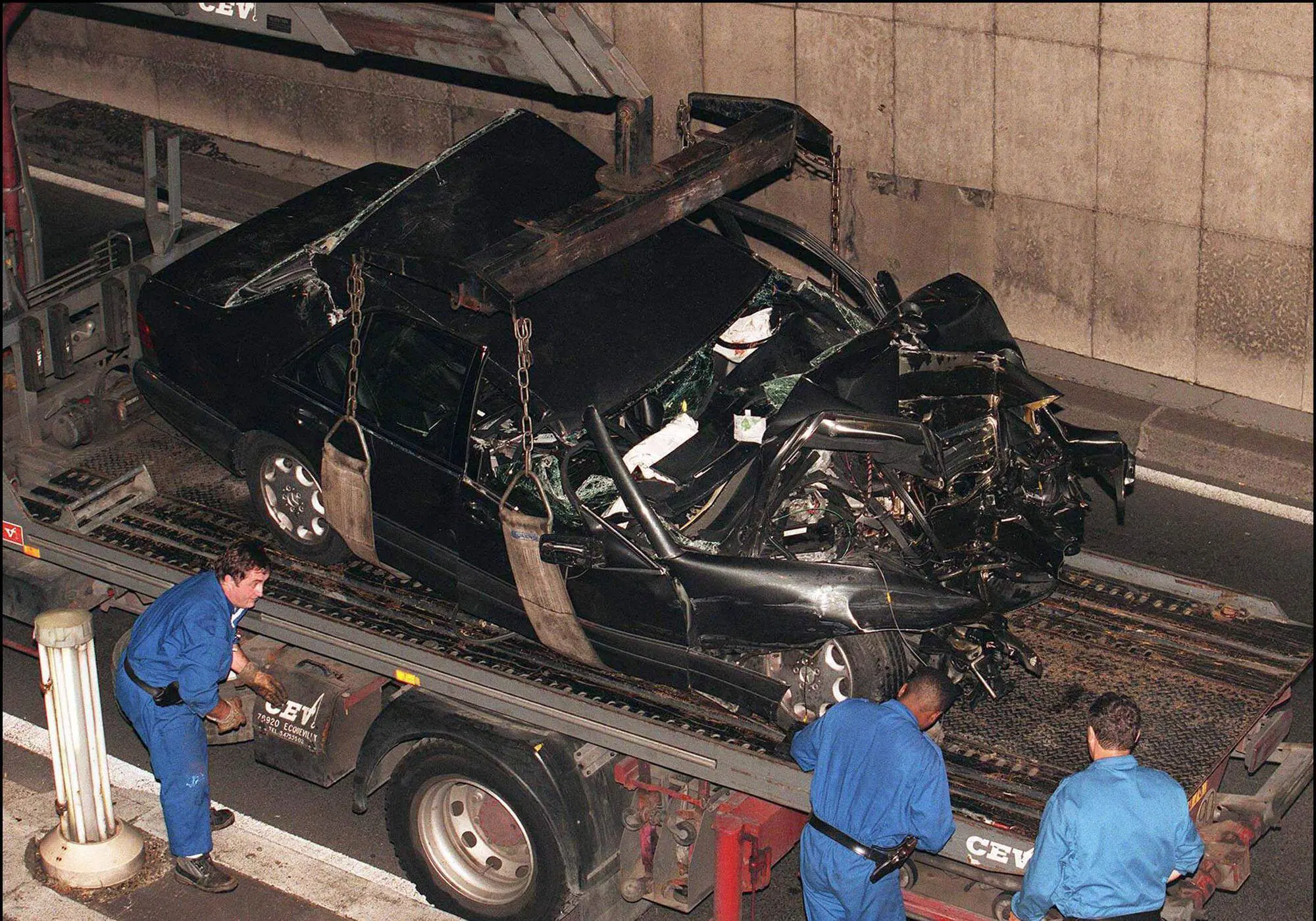 I resti della Mercedes in cui Lady Diana perse la vita dopo l'incidente nel tunnel del Pont de l'Alma di Parigi