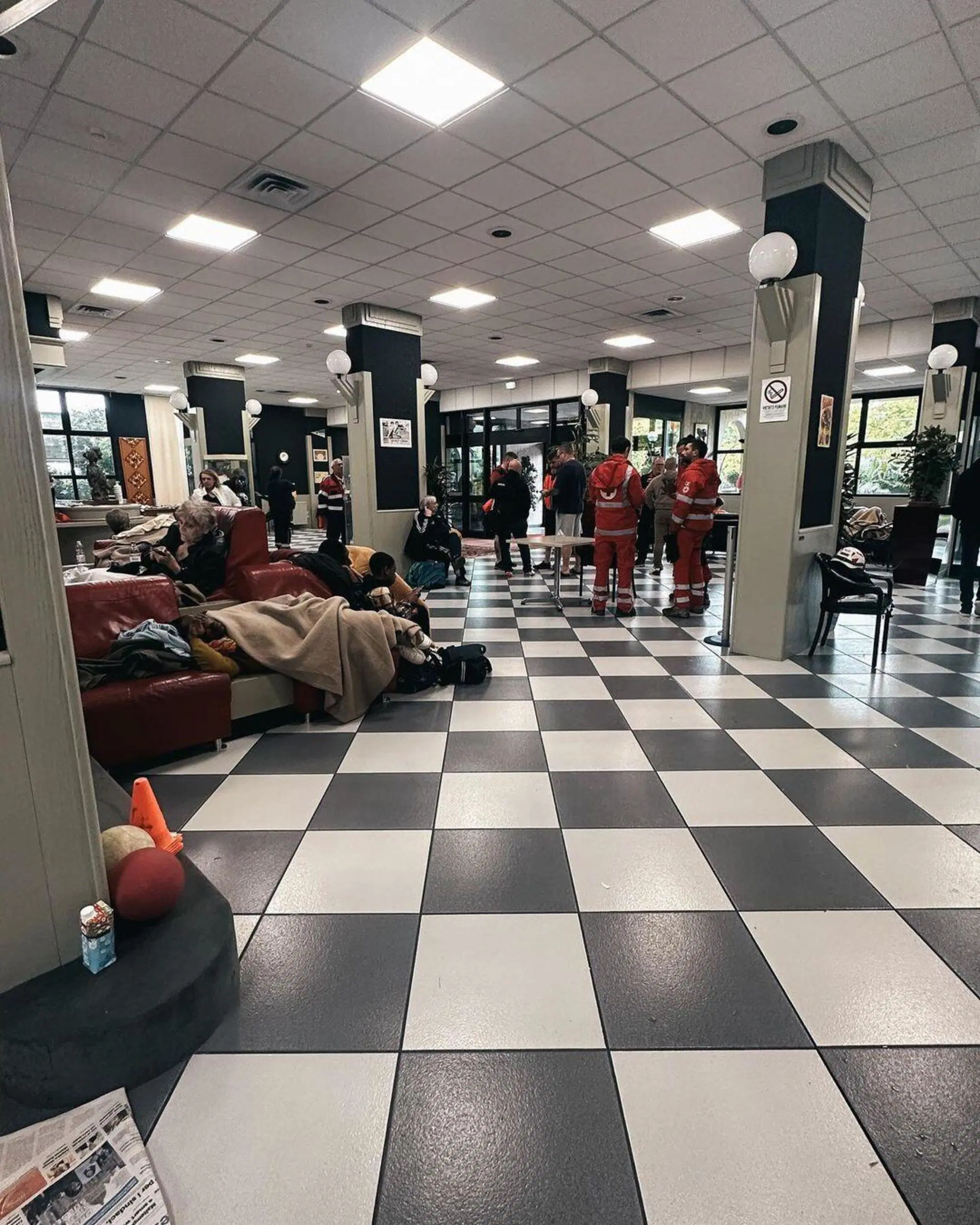 De Vries testimonia la situazione della hall dell'hotel trasformata in un ricovero di emergenza