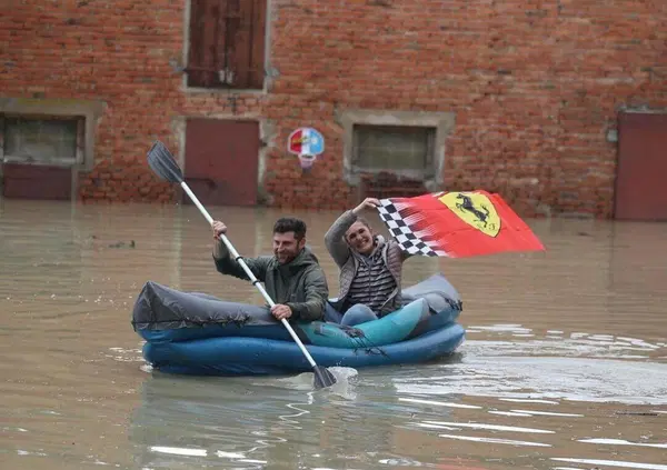 Parla la ragazza protagonista della foto simbolo dell'alluvione a Imola: "Uscendo di casa ho visto la bandiera Ferrari all'ingresso e l'ho portata con me"