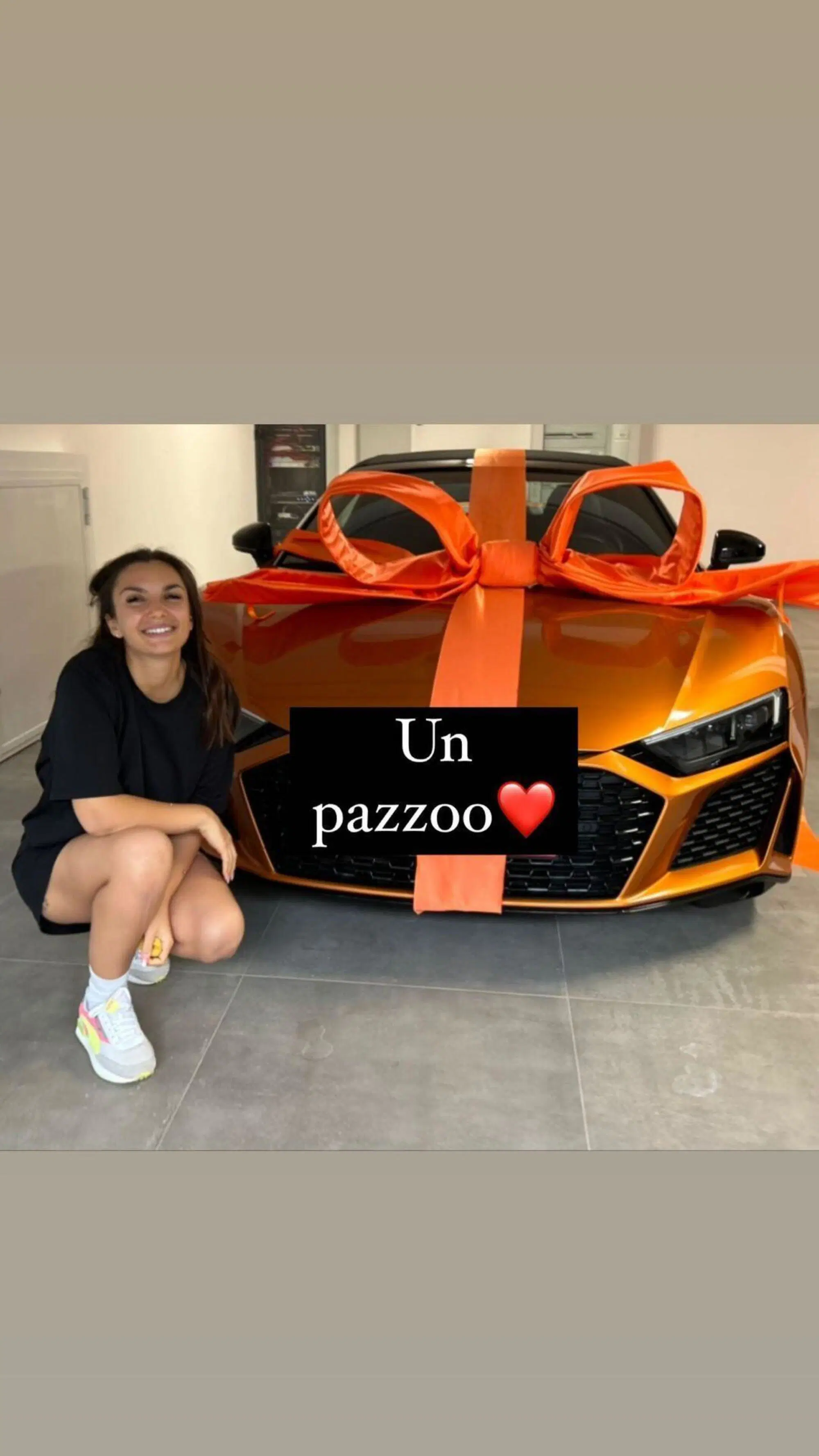 Elettra Lamborghini col regalo da parte del marito, un'Audi R8