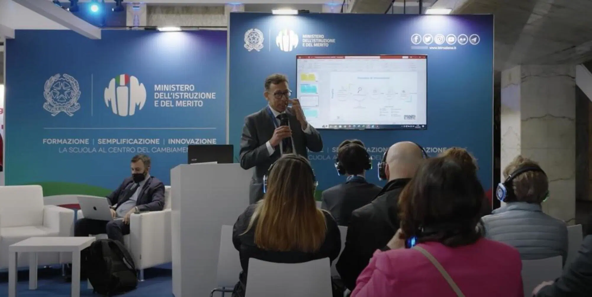 E il logo del Ministero dell'istruzione e del merito al Forum Pa 2023