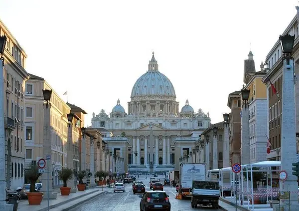 "Sfonda" in auto il Vaticano: i gendarmi gli sparano