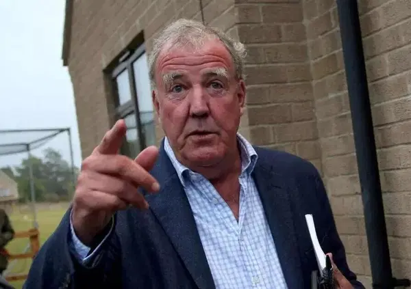 Clarkson: &ldquo;Dei lunatici credono che il motore di un&rsquo;auto sia pi&ugrave; pericoloso di un missile nucleare&rdquo;