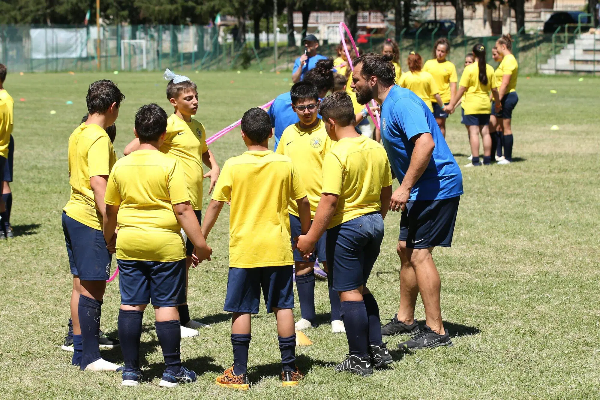 Martin Castrogiovanni con i ragazzi della Castro Academy