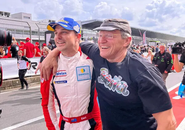 Le polpette, un cappello e un grande amore: l'incredibile storia di&nbsp;Klaus Abbelen (e di&nbsp;Sabine Schmitz)&nbsp;
