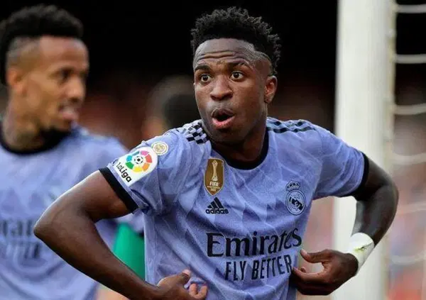 Ma cosa sta succedendo in Spagna con Vinicius? Il razzismo, gli arresti, i cori negli stadi e l'intervento di Lula al G7