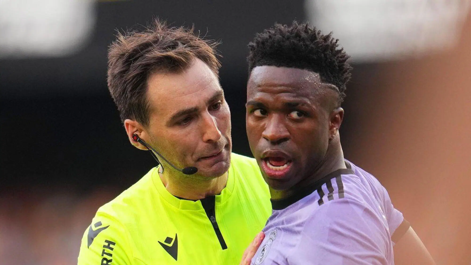 Vinicius discute con l'arbitro