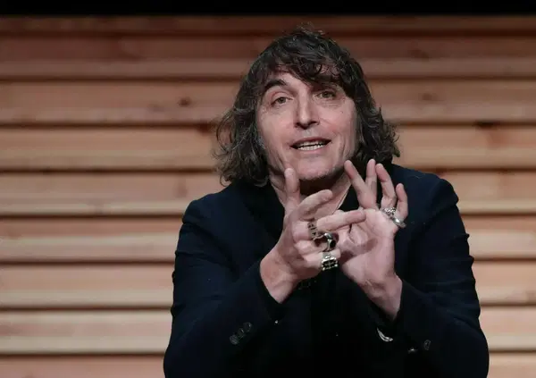 Giuseppe Cruciani sfida gli animalisti e mangia carne di orso. Il video choc