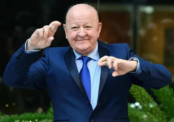 Massimo Boldi incastrato con l'auto nelle rotaie del tram: "Ero al telefono con delle modelle..."