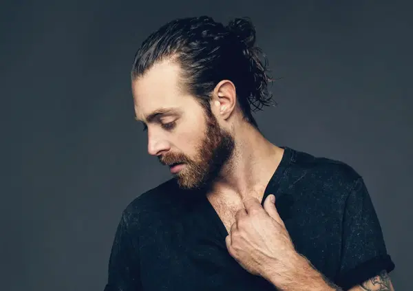 Ok, ma chi caz*o &egrave; Jonathan Roy, il cantautore che cerca la felicit&agrave; e ha milioni di stream?