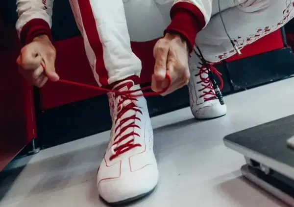 Leclerc, che prezzi! L'asta benefica per l'Emilia Romagna scatena i fan: le cifre da capogiro per aggiudicarsi i cimeli del monegasco