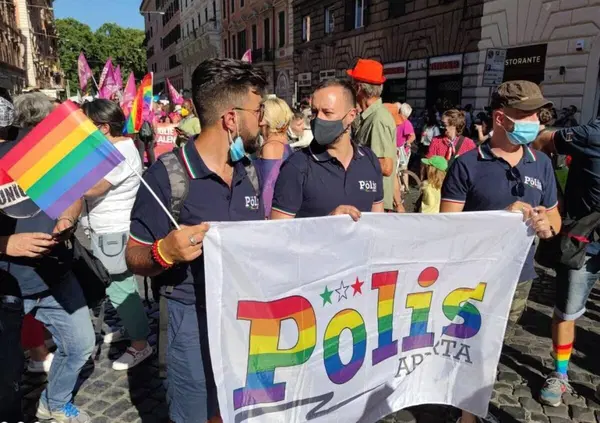 "Fuori i poliziotti gay dal Pride". Esplode il caso sulle divise. Discriminazione o garanzia per tutti?