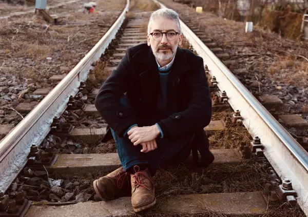 Gian Marco Griffi: &ldquo;Il mio romanzo candidato allo Strega? Non volevo buttarla in politica&rdquo;. E consiglia un libro alla Meloni (che non le piacer&agrave;) 