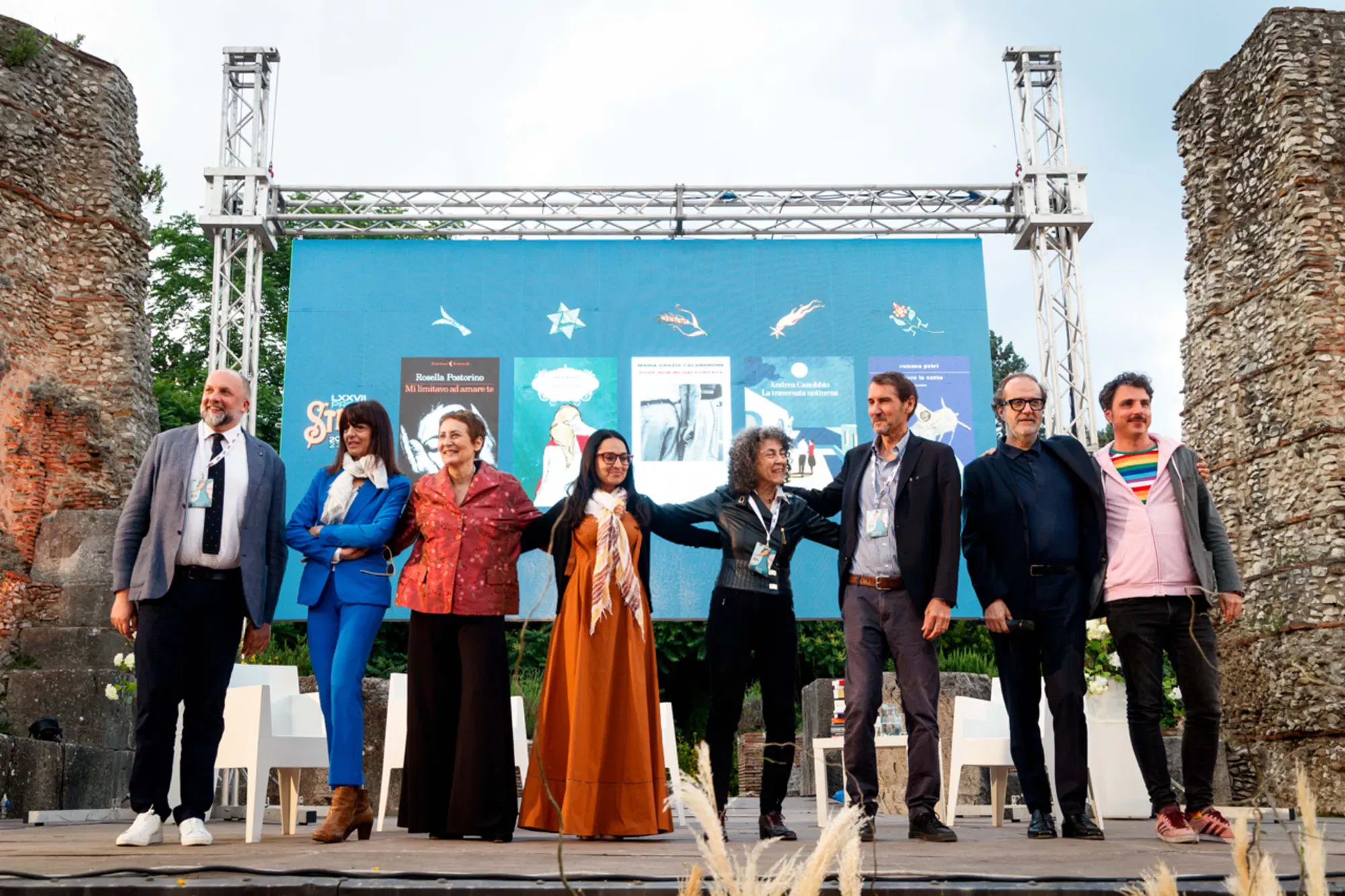 La cinquina del Premio Strega durante l'annuncio in diretta Rai (con l'ultimo vincitore, Mario Desiati) 