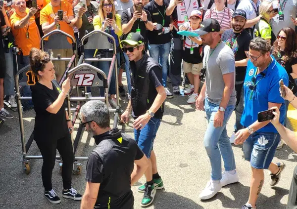 Valentino Rossi come l'ultimo re: arriva lui e tutti impazziscono. Chiamatelo ancora MuGiallo...