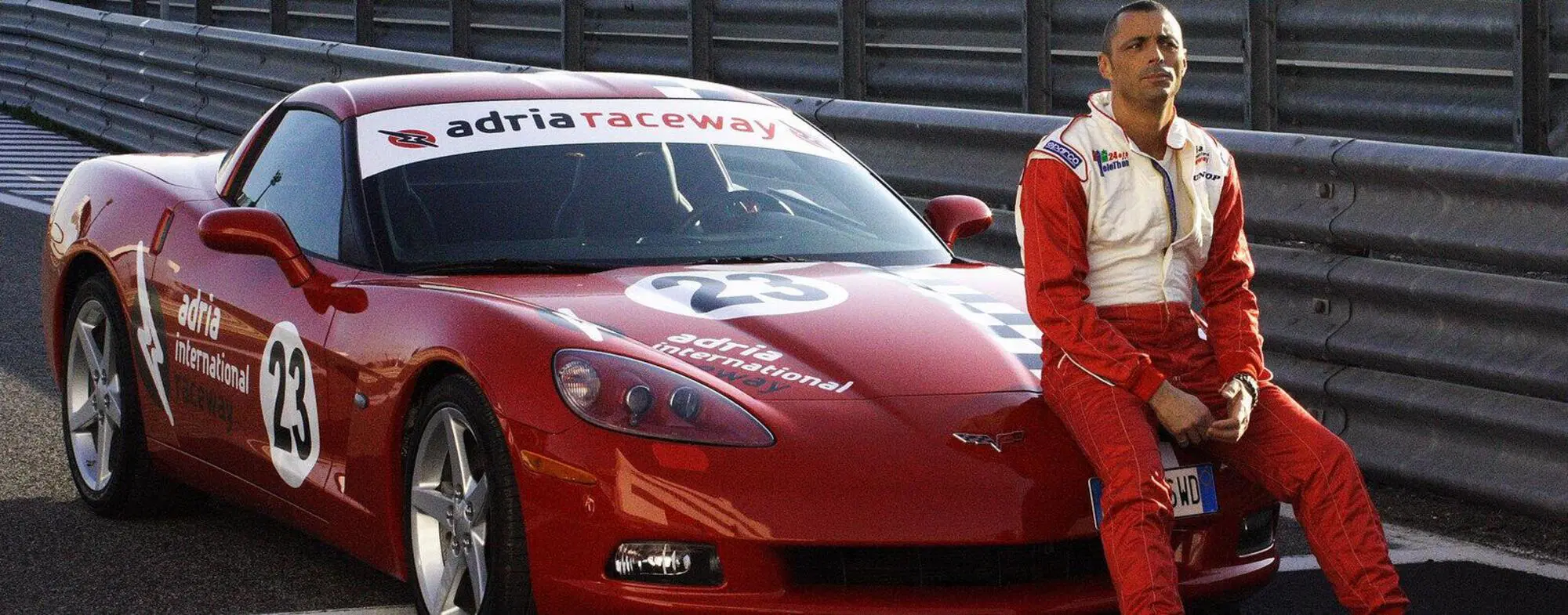 Alex Britti in versione pilota all'autodromo di Adria