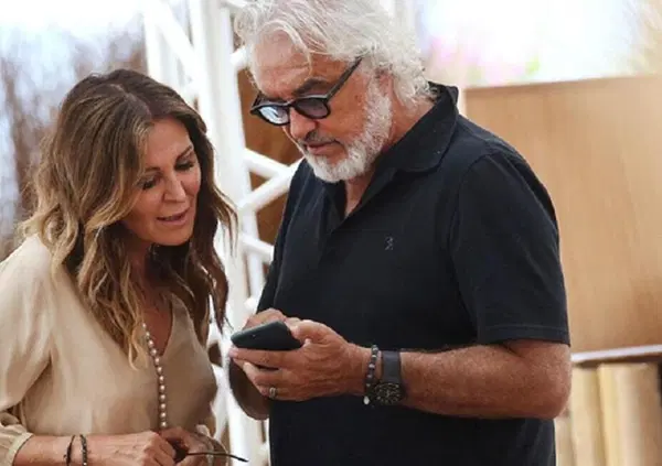 Perch&eacute; tutti, tranne il Twiga di Santanch&egrave; e Briatore, hanno la bandiera a mezz'asta per Berlusconi?