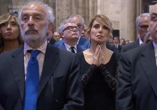 Ecco tutte le follie ai funerali di Silvio Berlusconi. Da Barbara D&rsquo;Urso (versione meme) a Escort Advisor e il &ldquo;rutto nazionale&rdquo; di Guzzanti&hellip; 