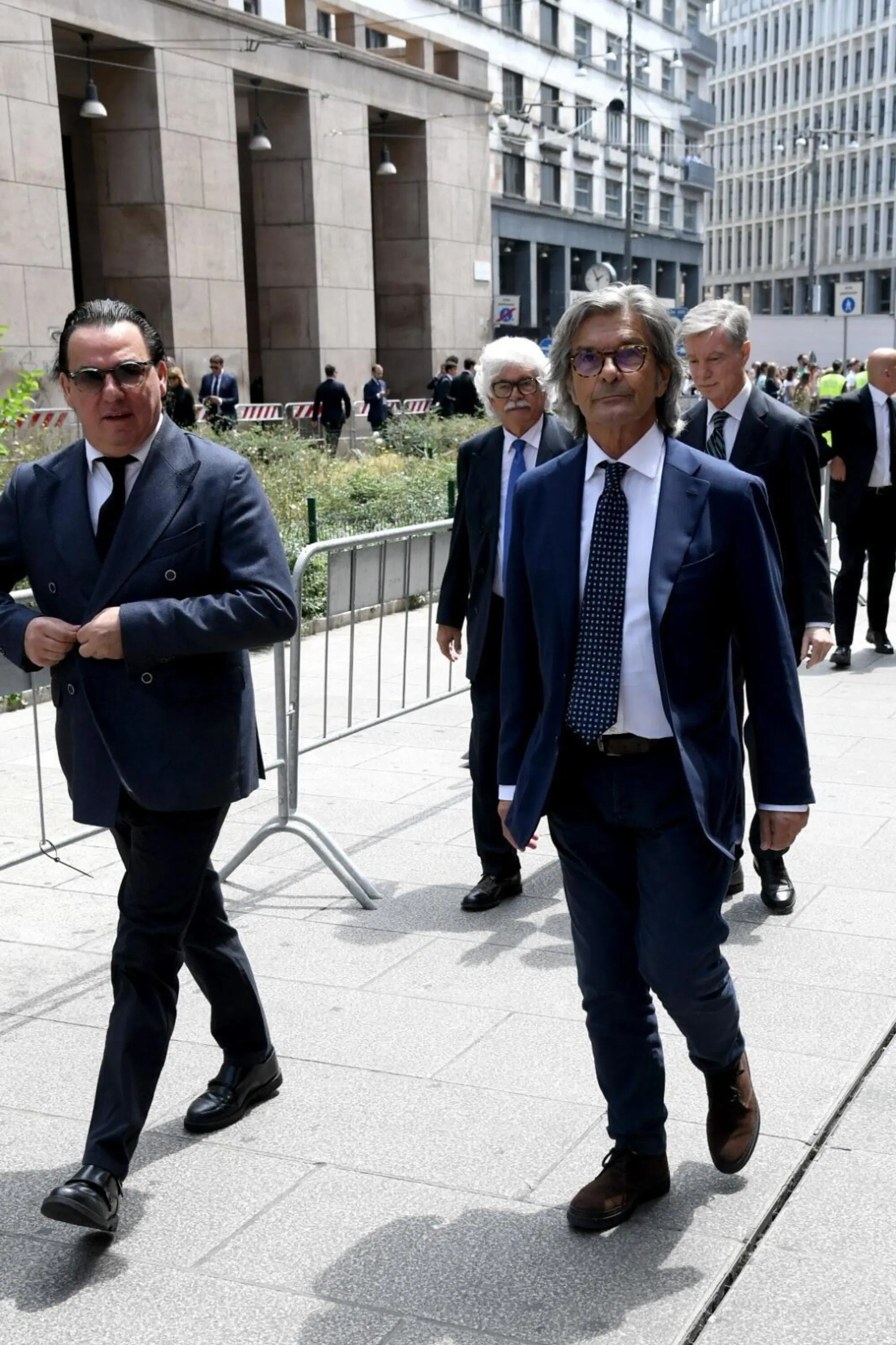 Alessi verso il Duomo per il funerale di Berlusconi