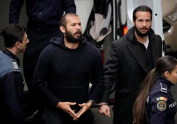 Andrew Tate, la star delle supercar che sfid&ograve; Greta Thunberg &egrave; accusato di violenza. Ecco il racconto della vittima