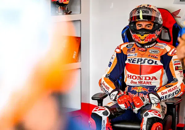 L'ipotesi ritiro, la paura, il dolore: l&rsquo;ultima caduta di Marc Marquez nel Warm Up del Sachsenring ha cambiato tutto
