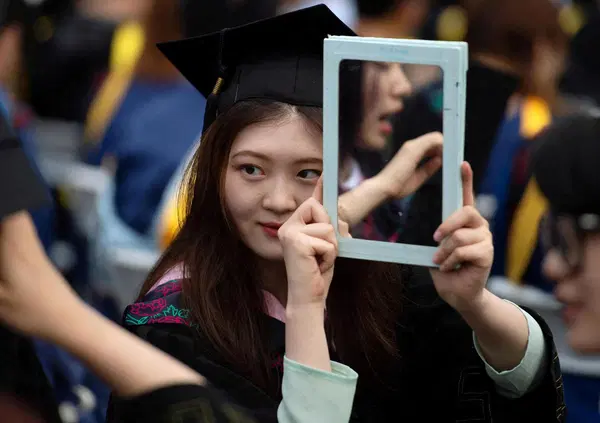 Giovani, cinesi e disoccupati: record di ragazzi senza lavoro, l&rsquo;economia del Dragone ha (almeno) un problema? E c'&egrave; anche il nodo immobiliare...